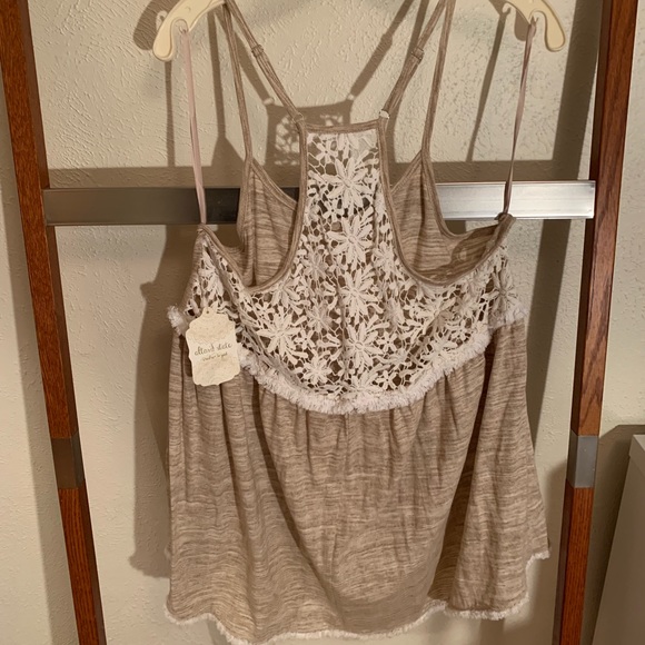 Tan tank top with lace - Picture 2 of 4